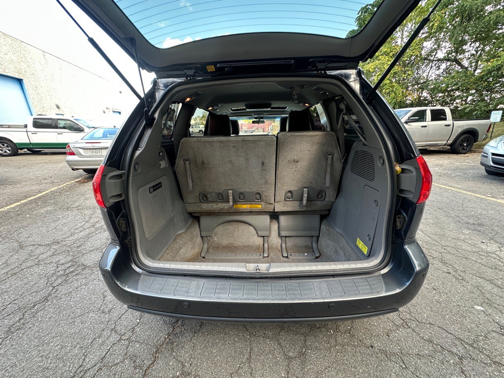 2010 Toyota Sienna Image 18