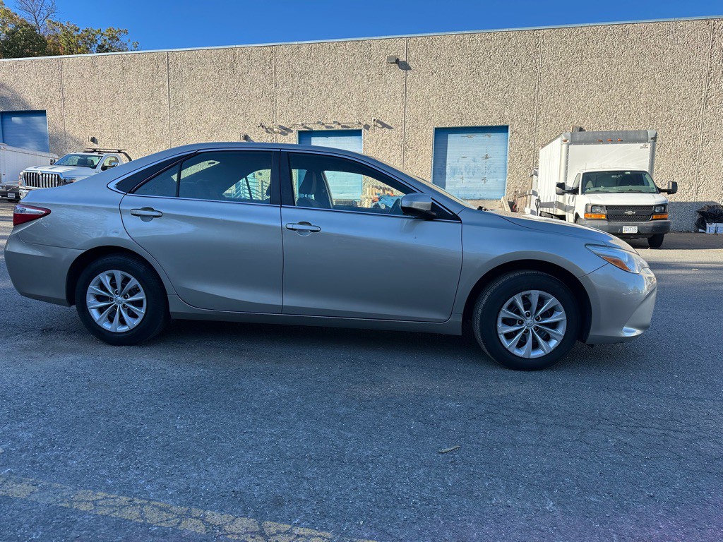 2017 Toyota Camry Image 4