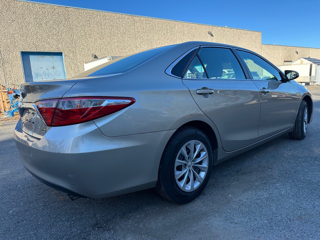 2017 Toyota Camry Image 5