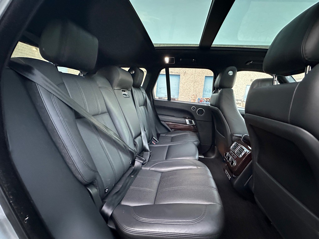 2015 Land Rover Range Rover Image 17