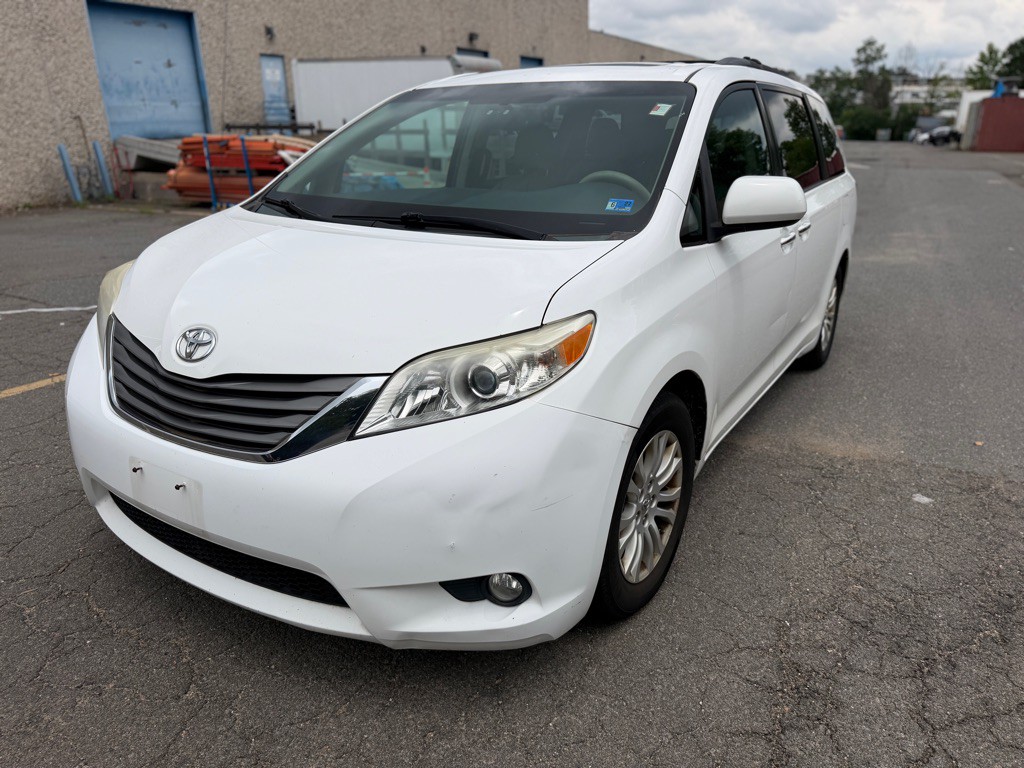 2013 Toyota Sienna Image 1