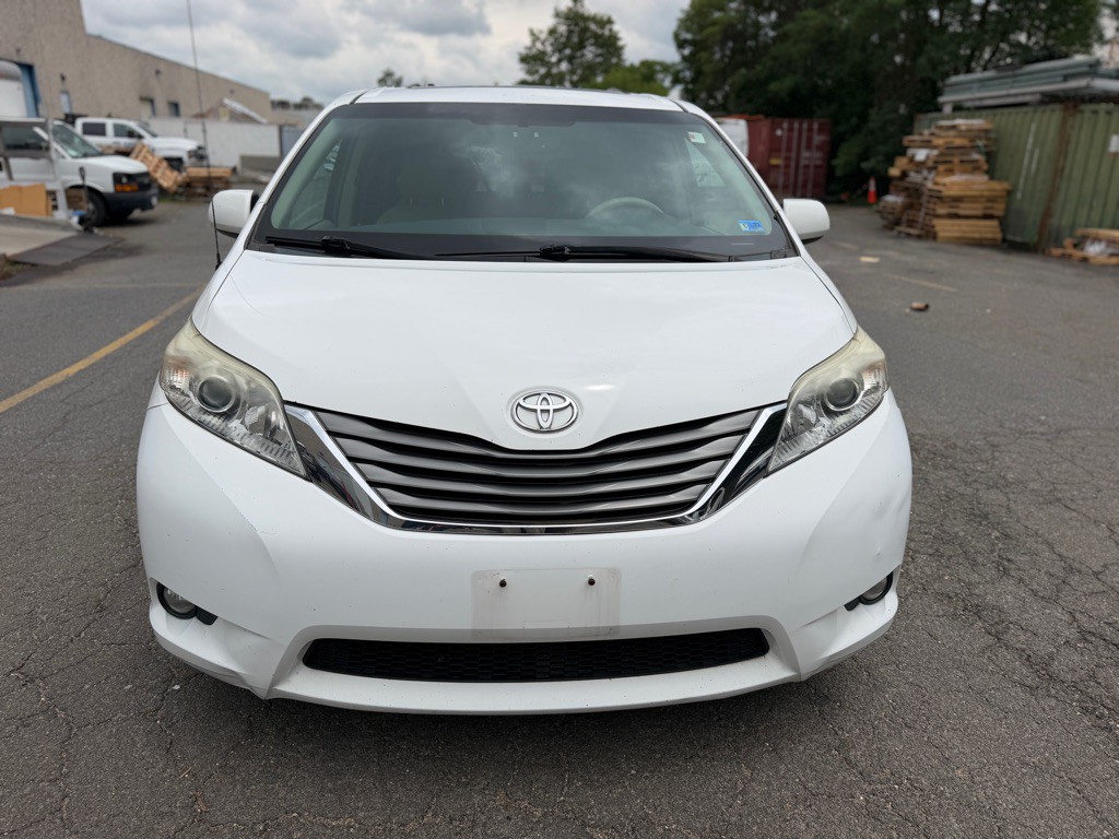2013 Toyota Sienna Image 2