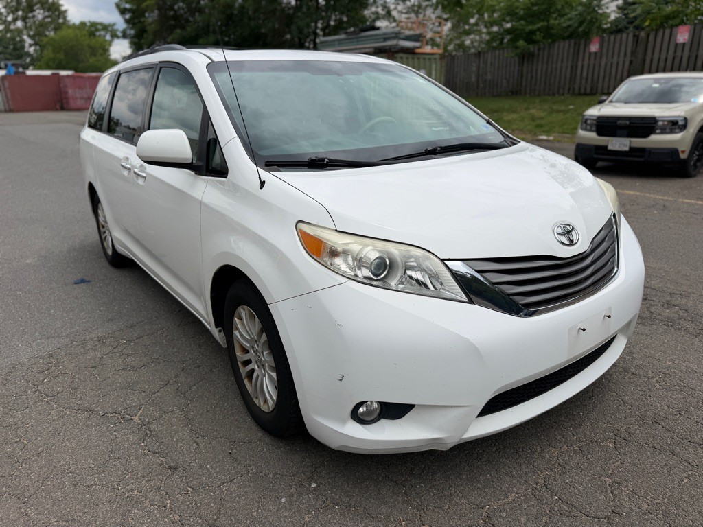 2013 Toyota Sienna Image 3