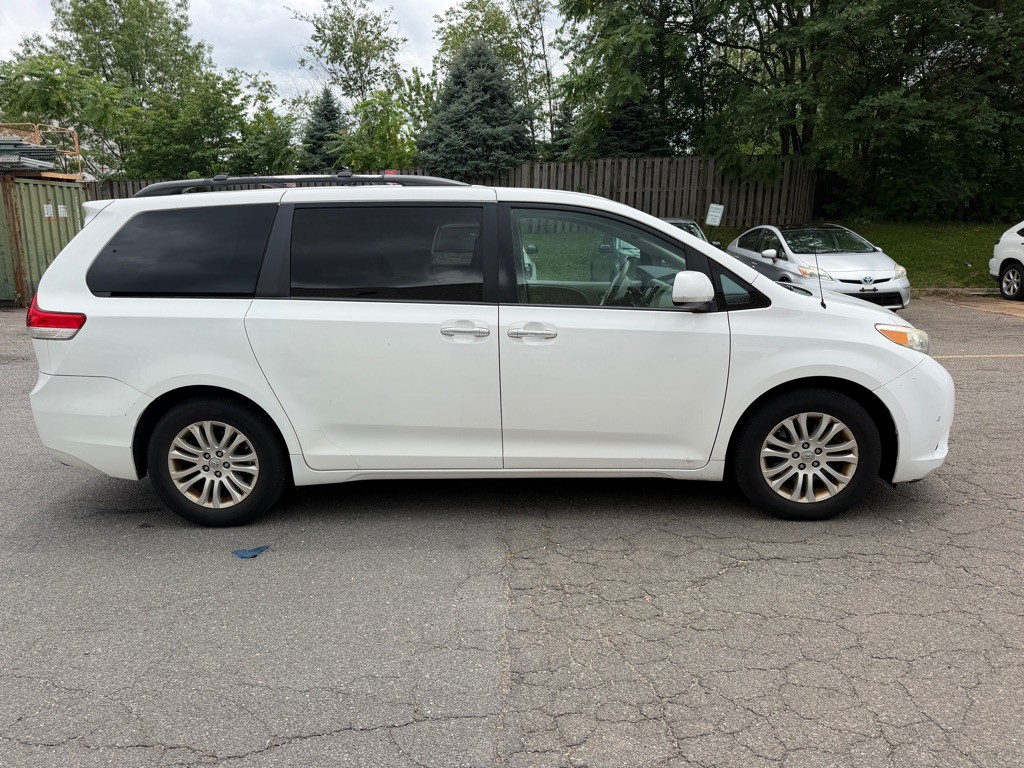 2013 Toyota Sienna Image 4