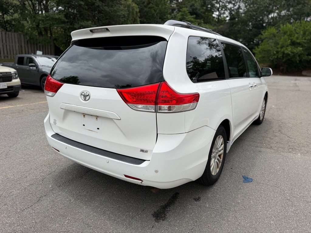 2013 Toyota Sienna Image 5
