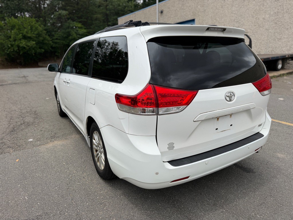 2013 Toyota Sienna Image 6