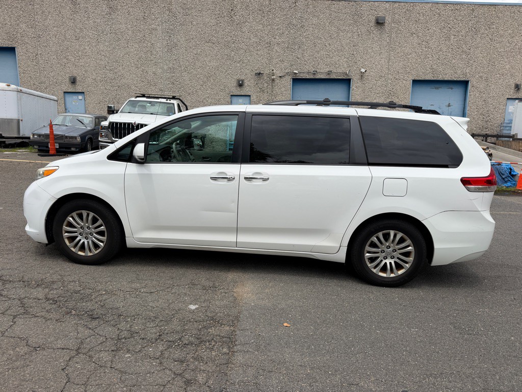 2013 Toyota Sienna Image 7