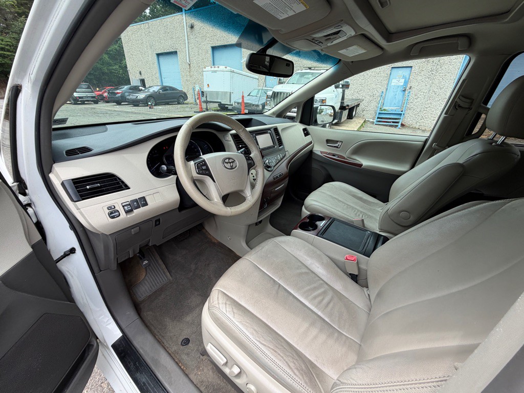 2013 Toyota Sienna Image 8