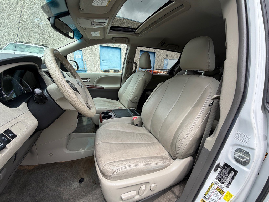2013 Toyota Sienna Image 9