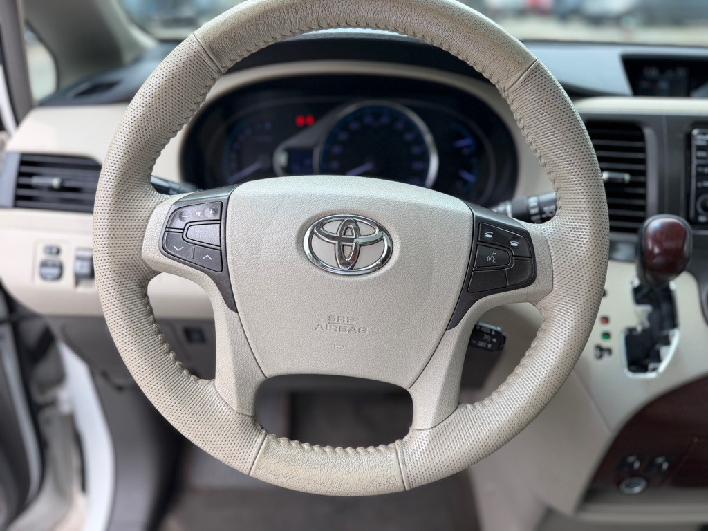 2013 Toyota Sienna Image 10