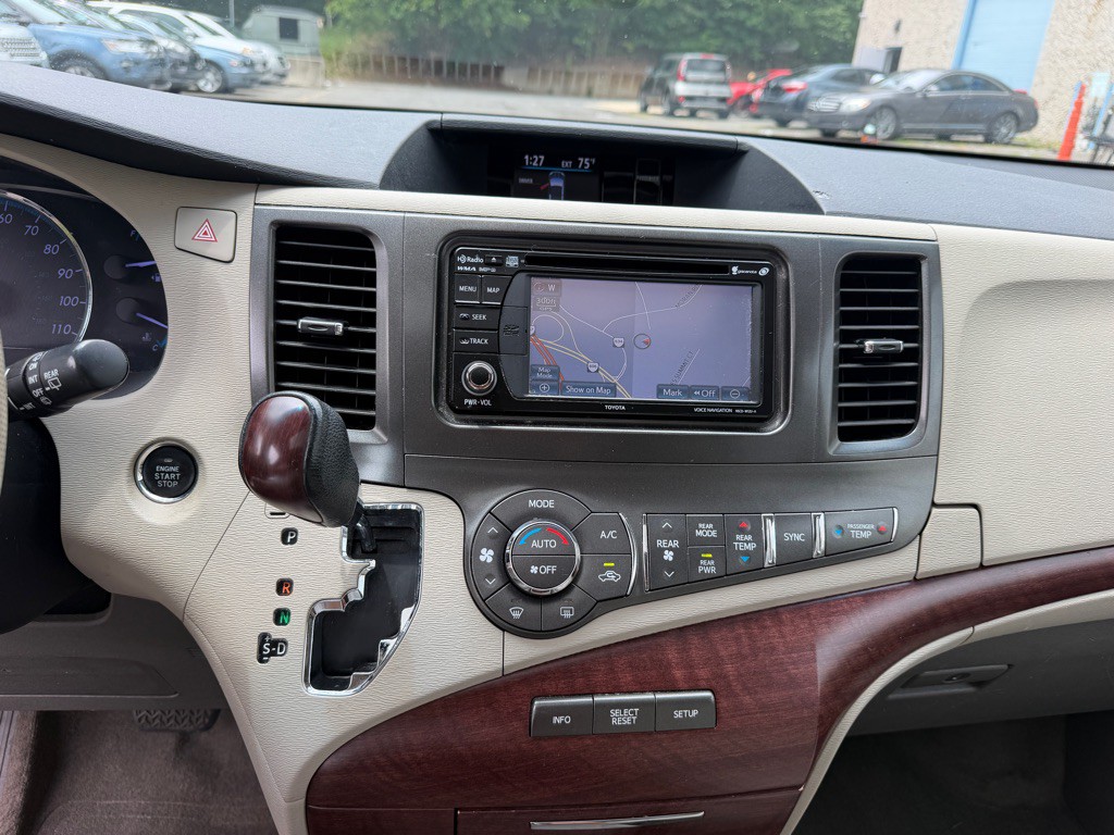 2013 Toyota Sienna Image 12
