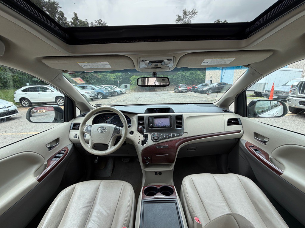 2013 Toyota Sienna Image 14