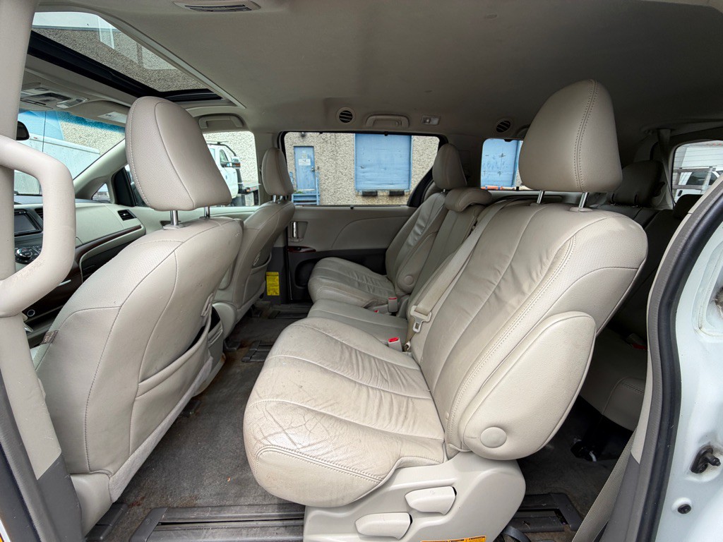 2013 Toyota Sienna Image 15
