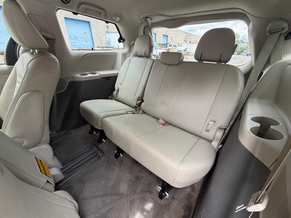 2013 Toyota Sienna Image 16