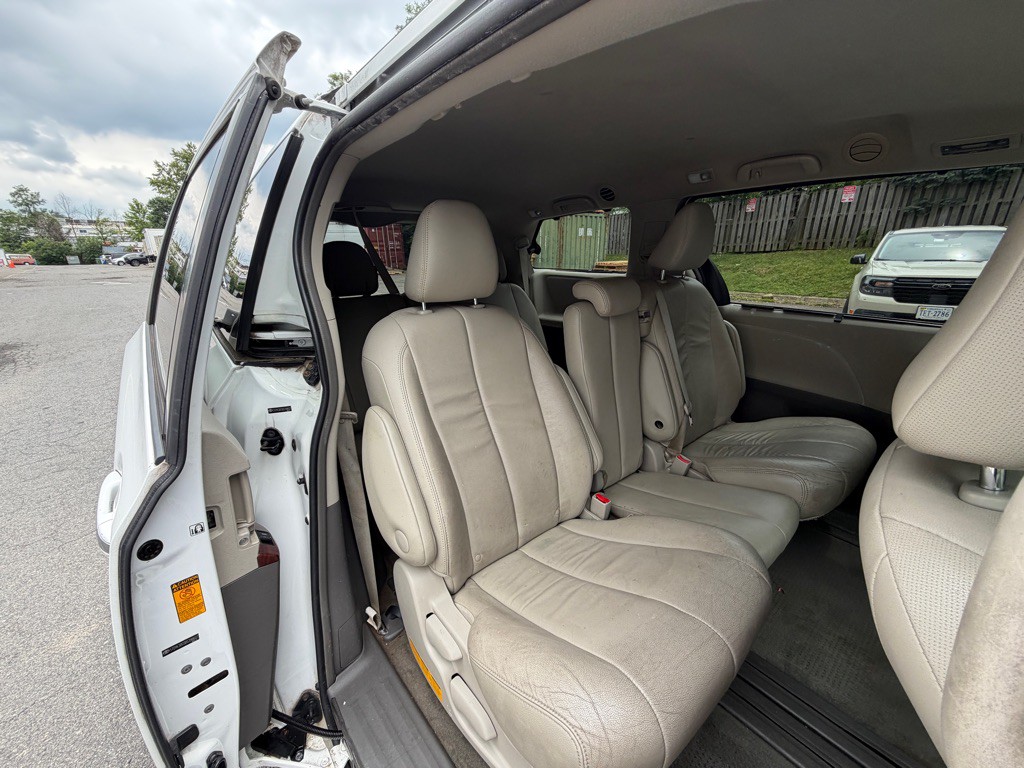2013 Toyota Sienna Image 17