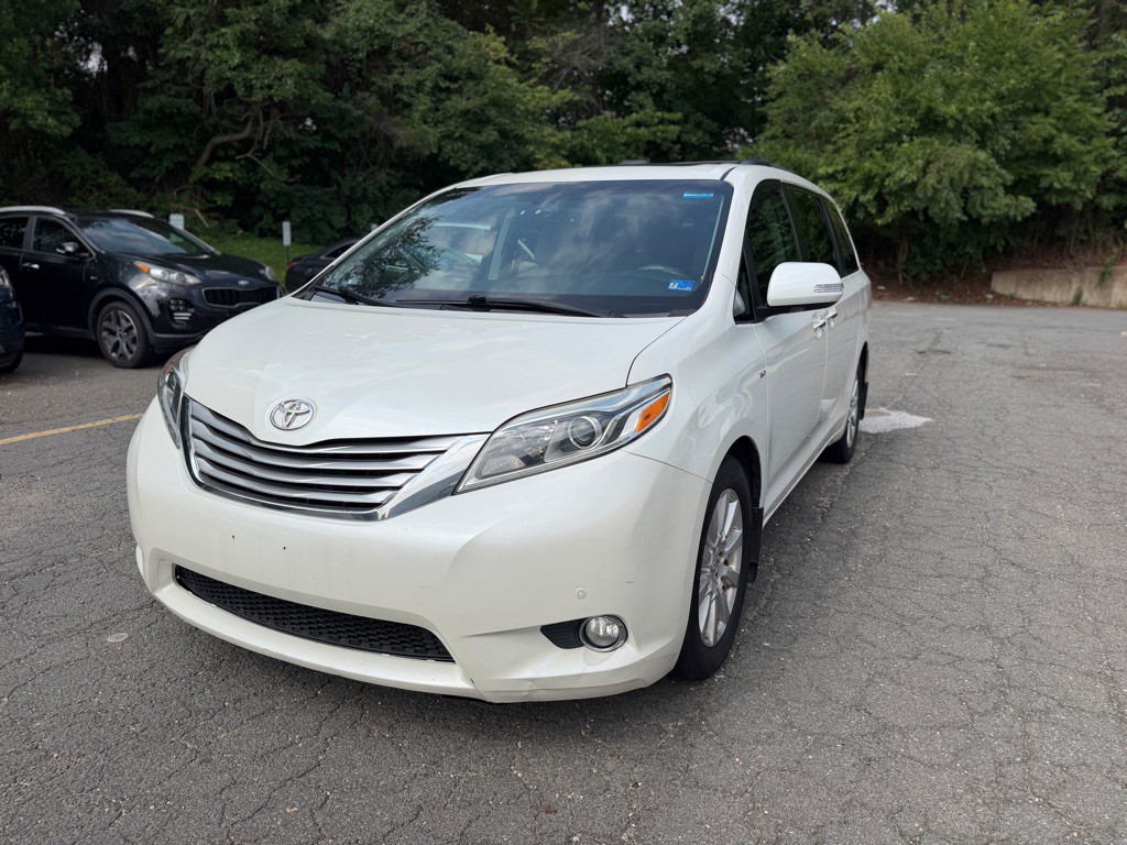 2017 Toyota Sienna Image 1