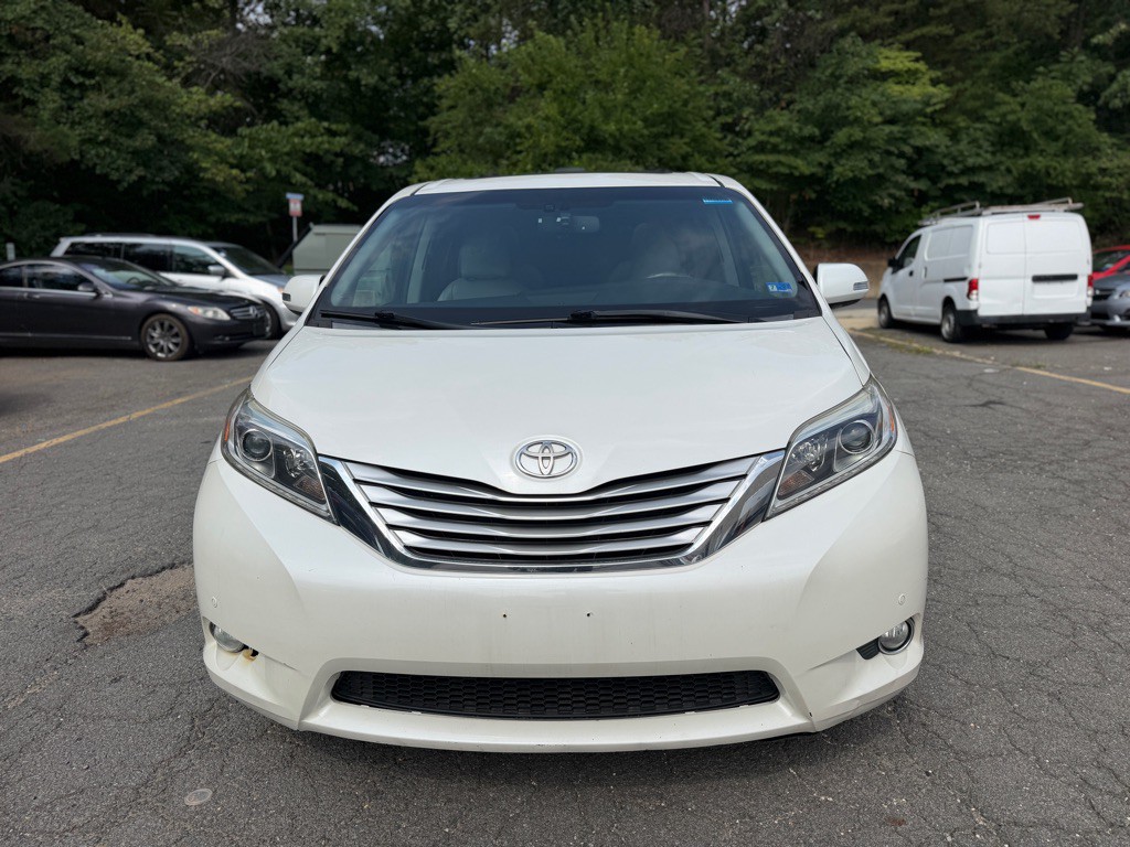 2017 Toyota Sienna Image 2