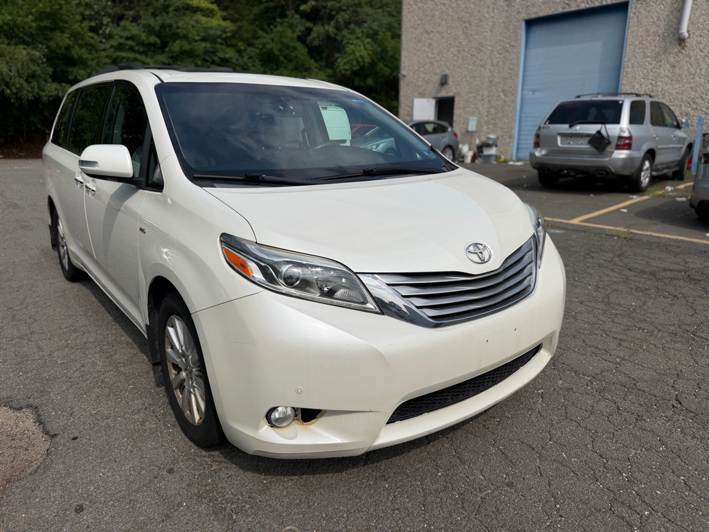 2017 Toyota Sienna Image 3