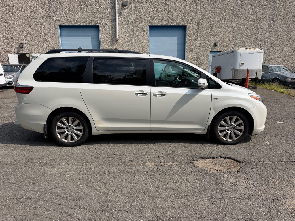 2017 Toyota Sienna Image 4