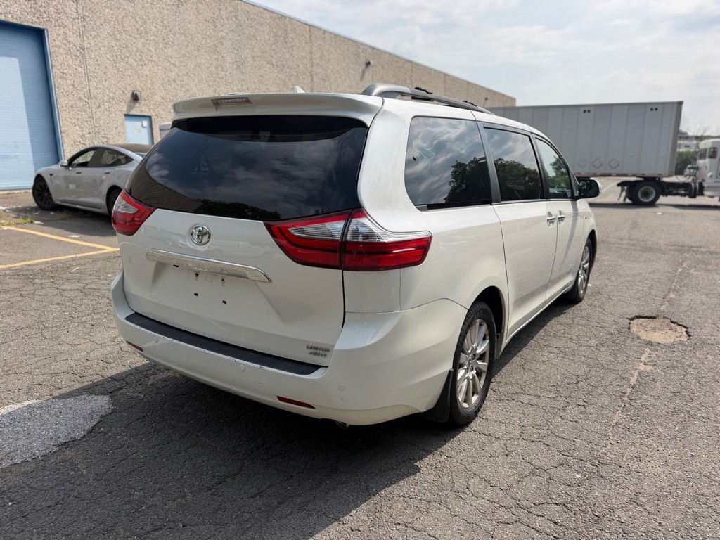 2017 Toyota Sienna Image 5
