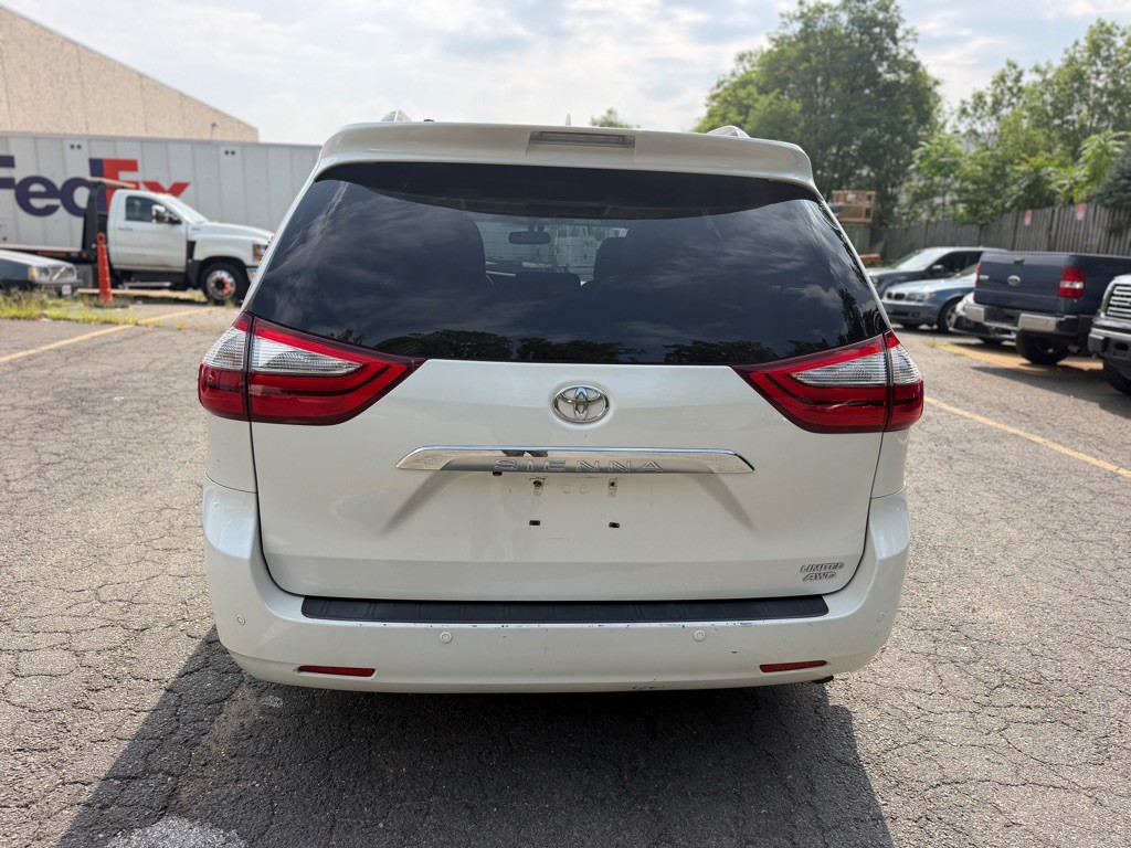 2017 Toyota Sienna Image 6