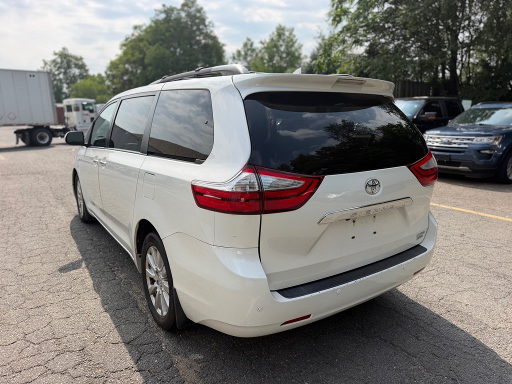 2017 Toyota Sienna Image 7