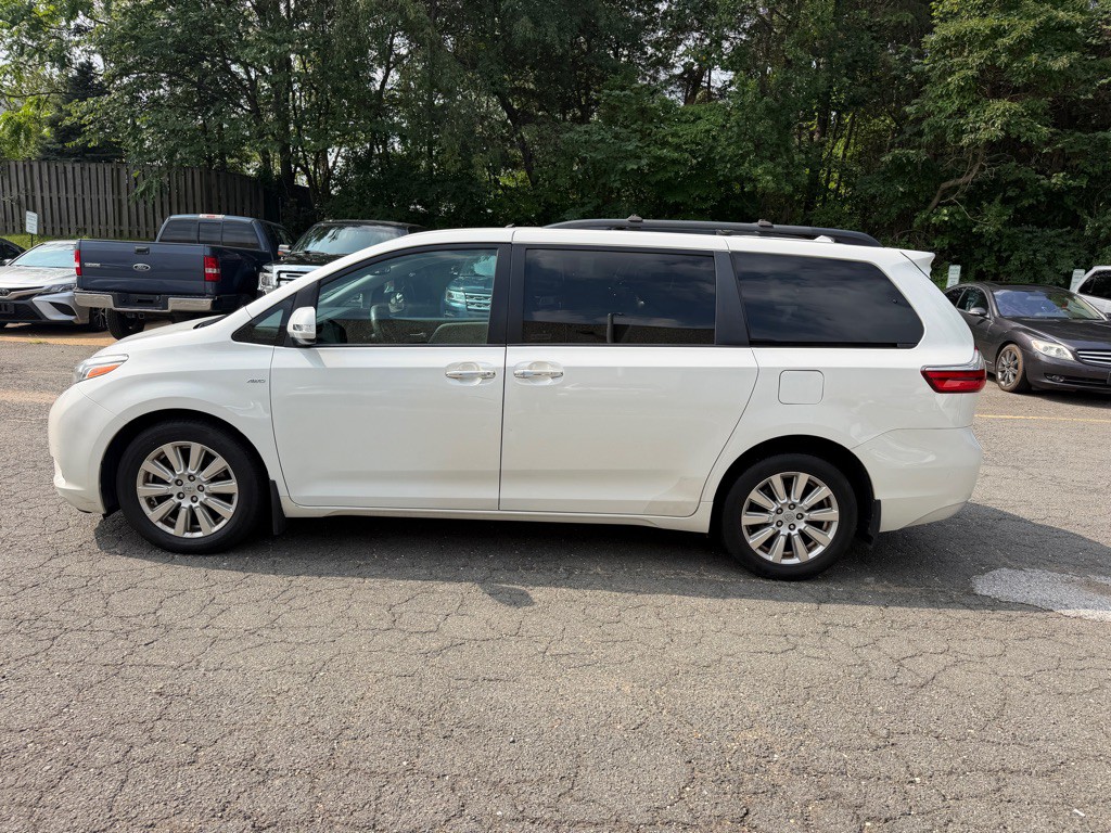 2017 Toyota Sienna Image 8