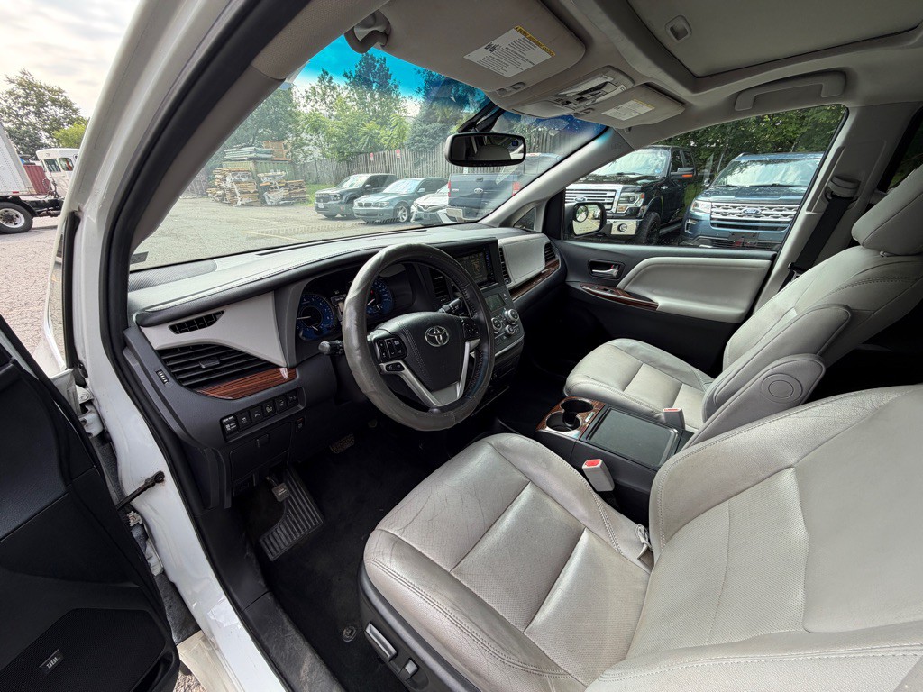 2017 Toyota Sienna Image 9