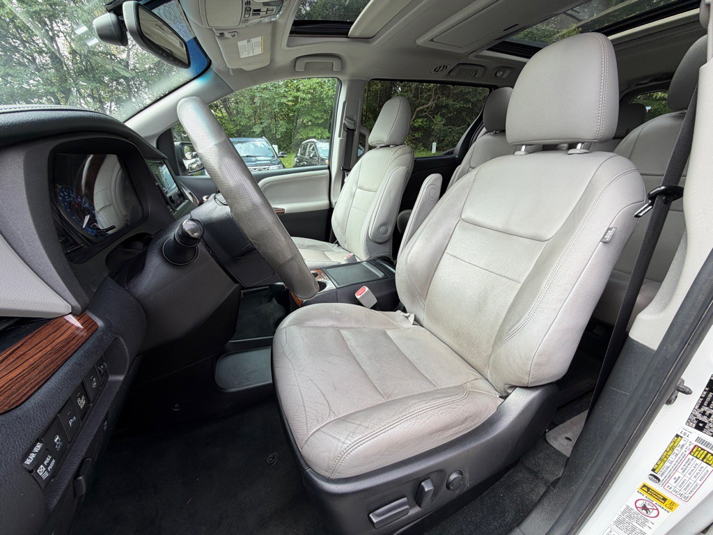 2017 Toyota Sienna Image 10