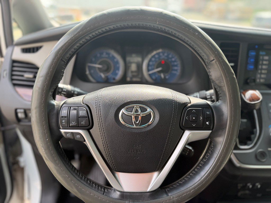 2017 Toyota Sienna Image 11