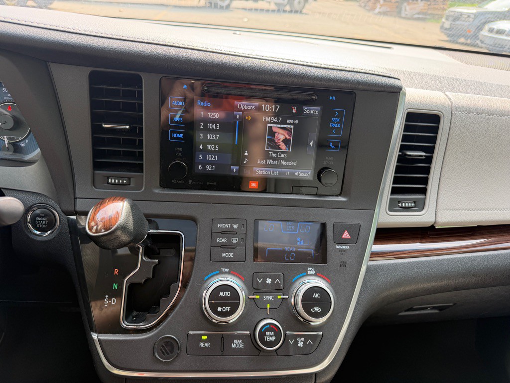 2017 Toyota Sienna Image 14