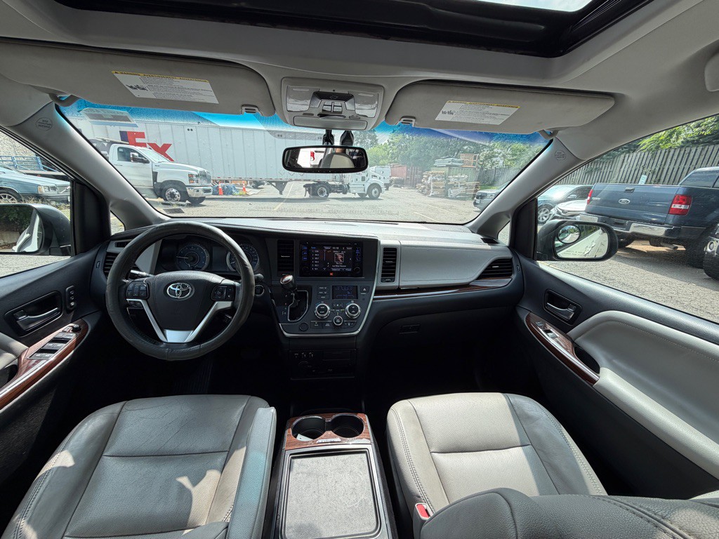 2017 Toyota Sienna Image 16
