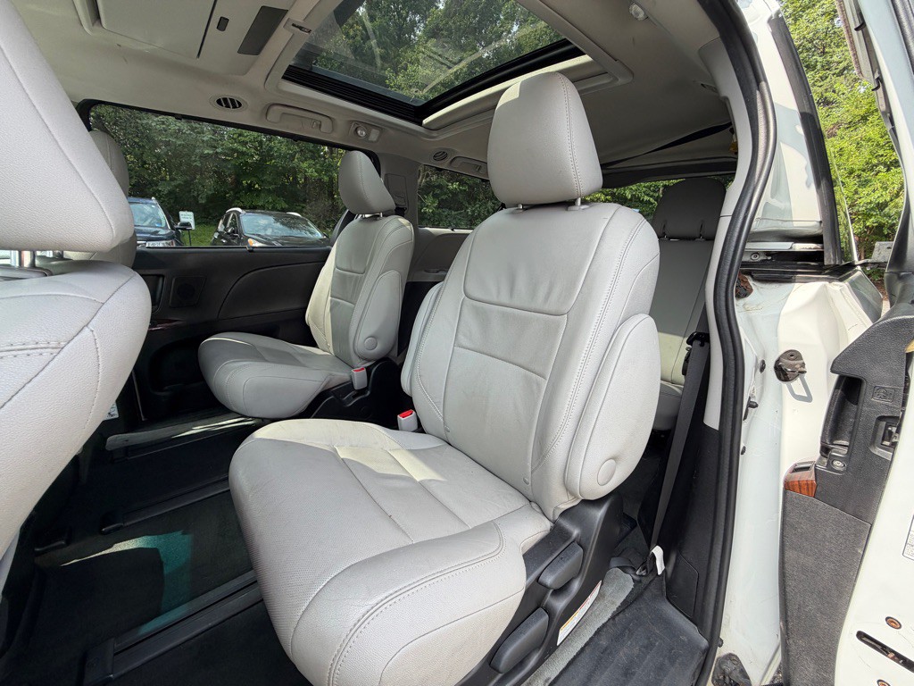 2017 Toyota Sienna Image 17