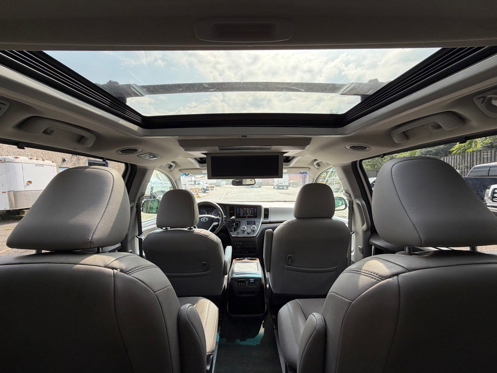 2017 Toyota Sienna Image 20