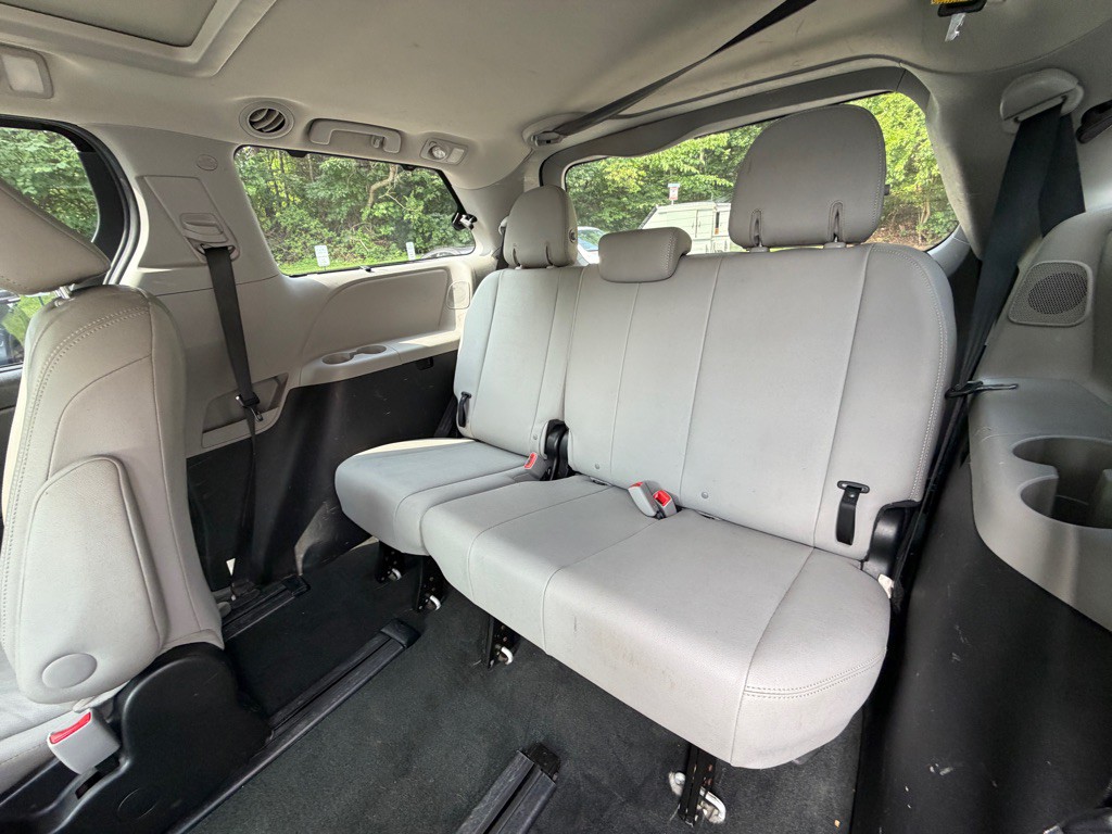 2017 Toyota Sienna Image 21