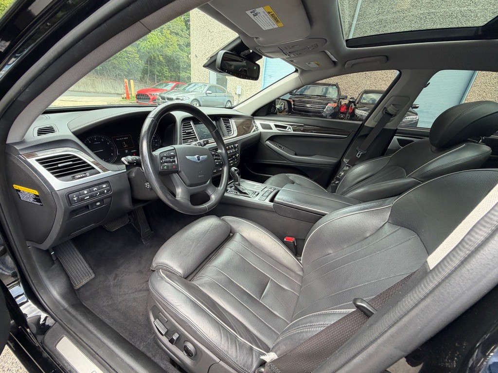 2015 Hyundai Genesis Image 8