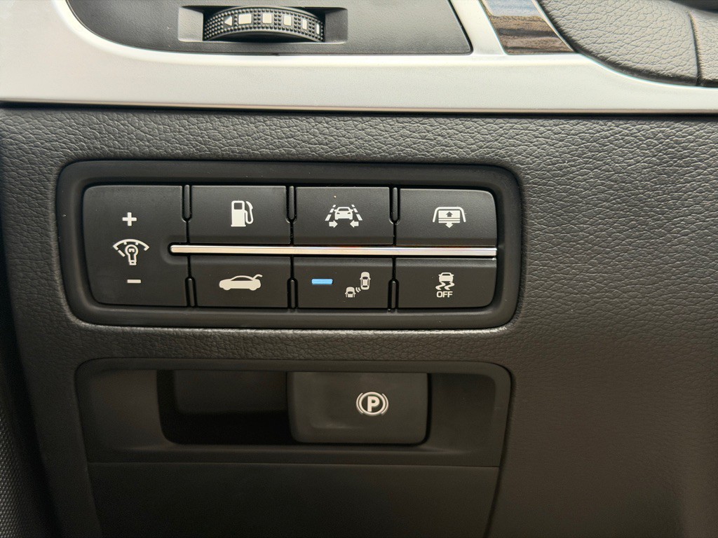 2015 Hyundai Genesis Image 11