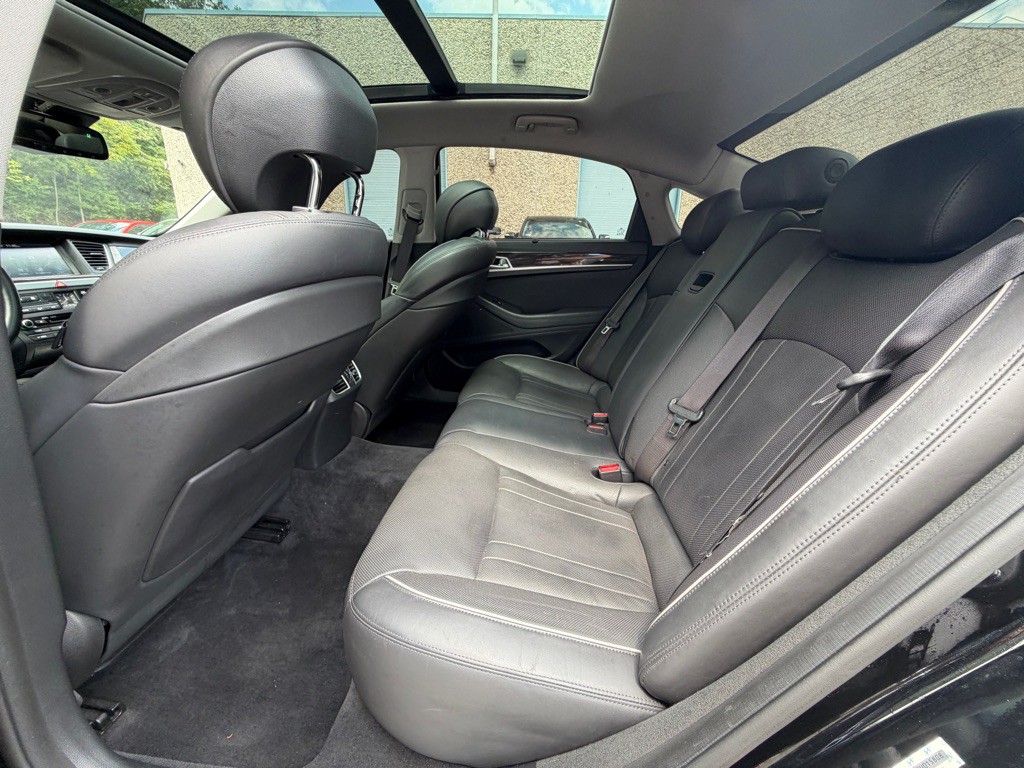 2015 Hyundai Genesis Image 17