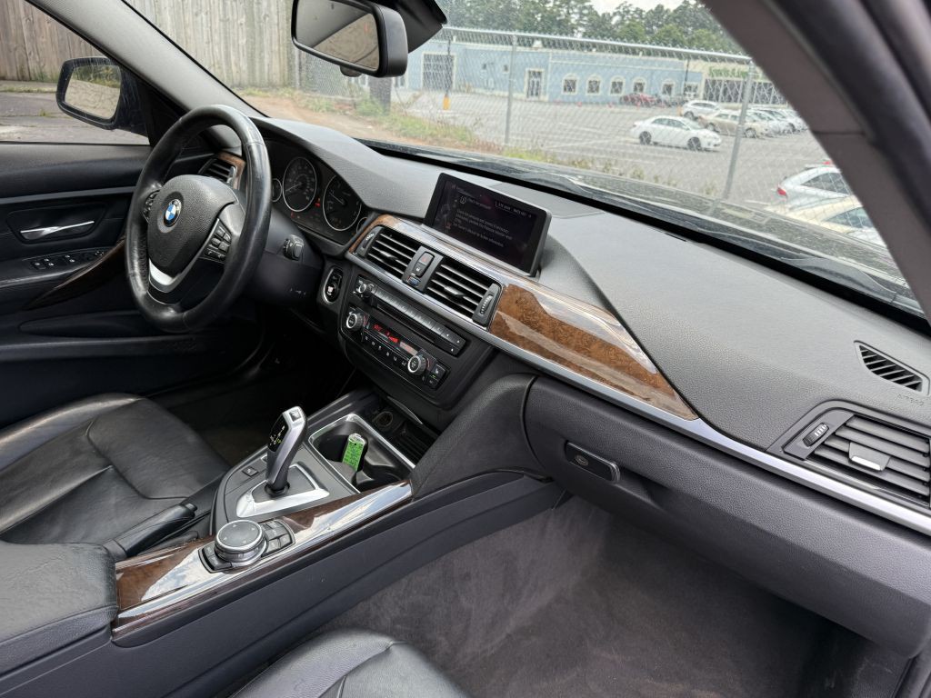 2015 BMW 3 Series Image 17