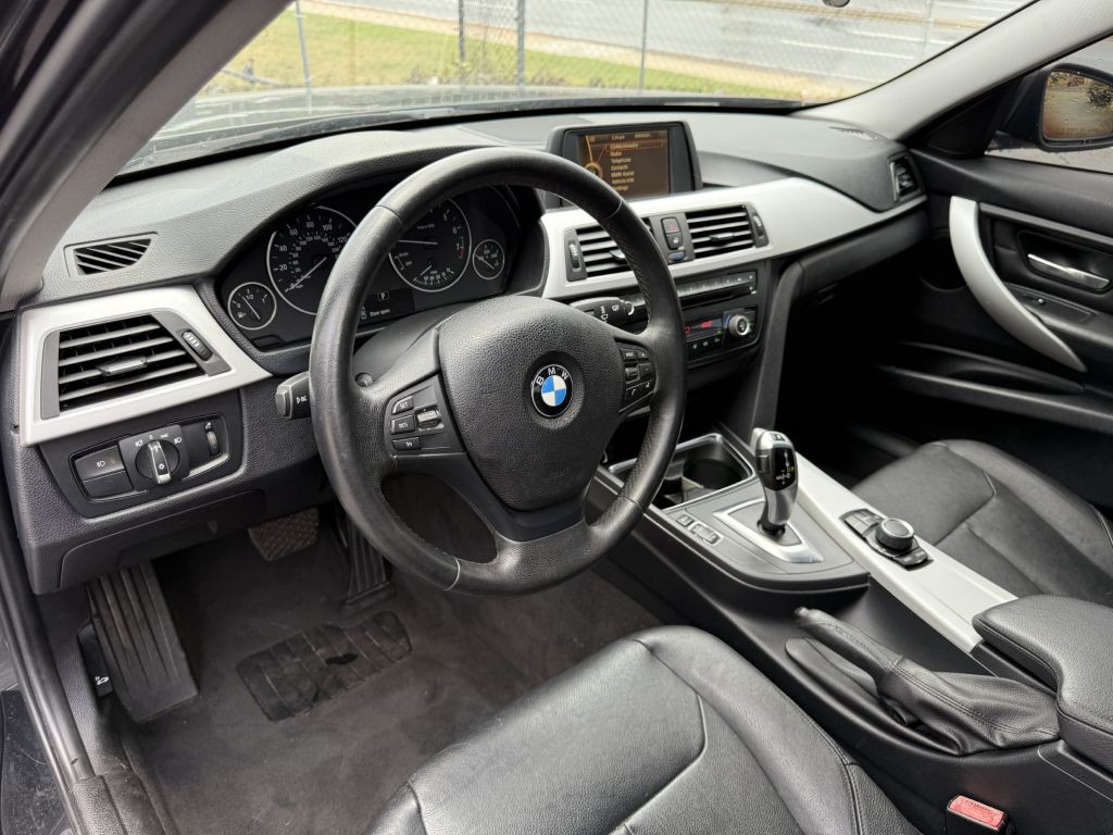 2012 BMW 3 Series Image 9