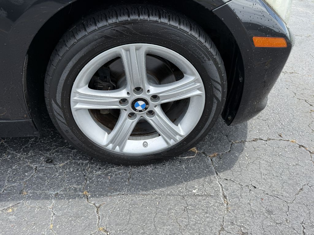 2012 BMW 3 Series Image 17