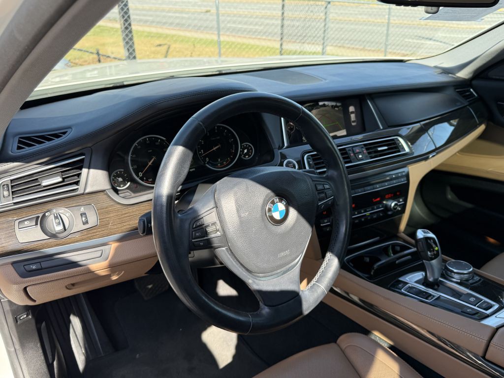 2015 BMW 7 Series Image 9