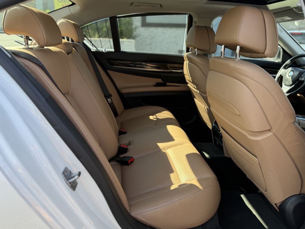 2015 BMW 7 Series Image 13