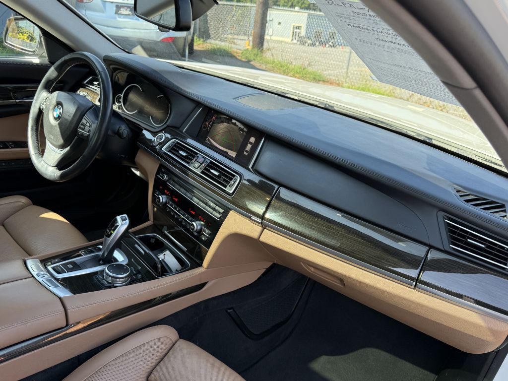 2015 BMW 7 Series Image 16