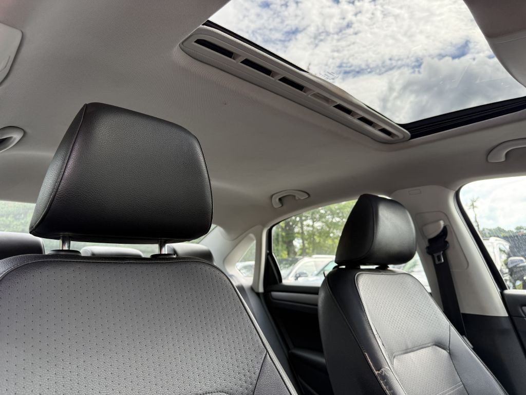 2014 Volkswagen Passat Image 17