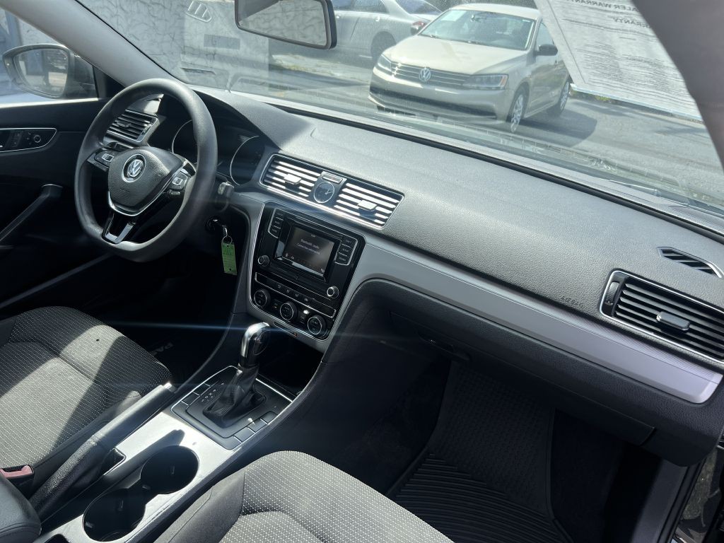 2016 Volkswagen Passat Image 16