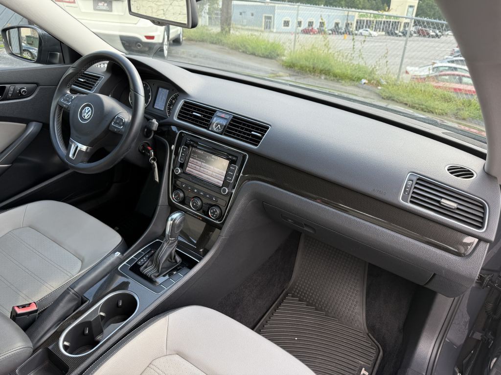 2014 Volkswagen Passat Image 16