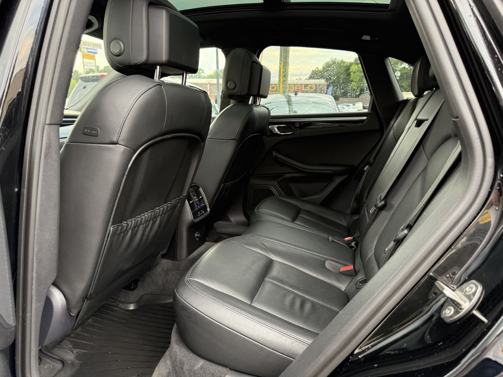 2015 Porsche Macan Image 12