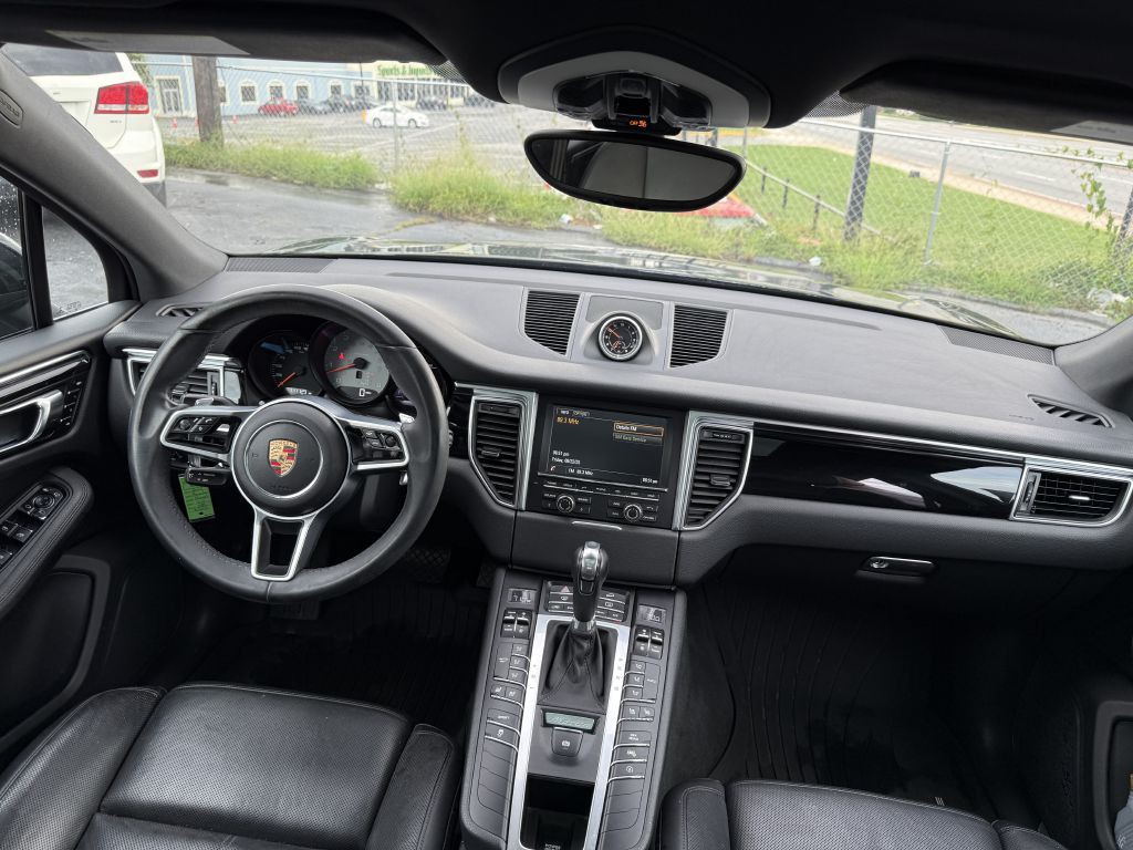 2015 Porsche Macan Image 16