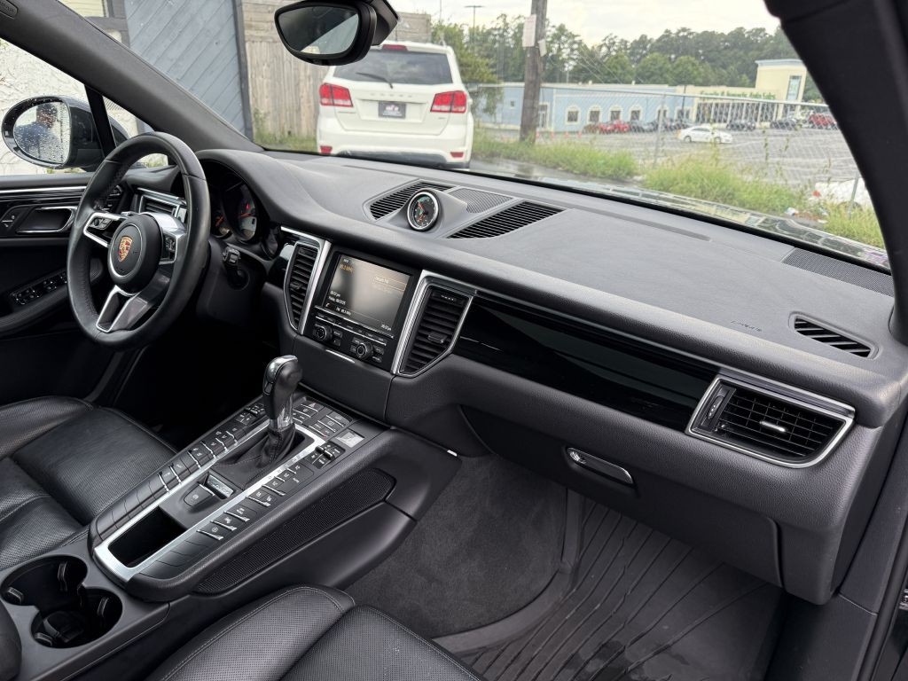 2015 Porsche Macan Image 18